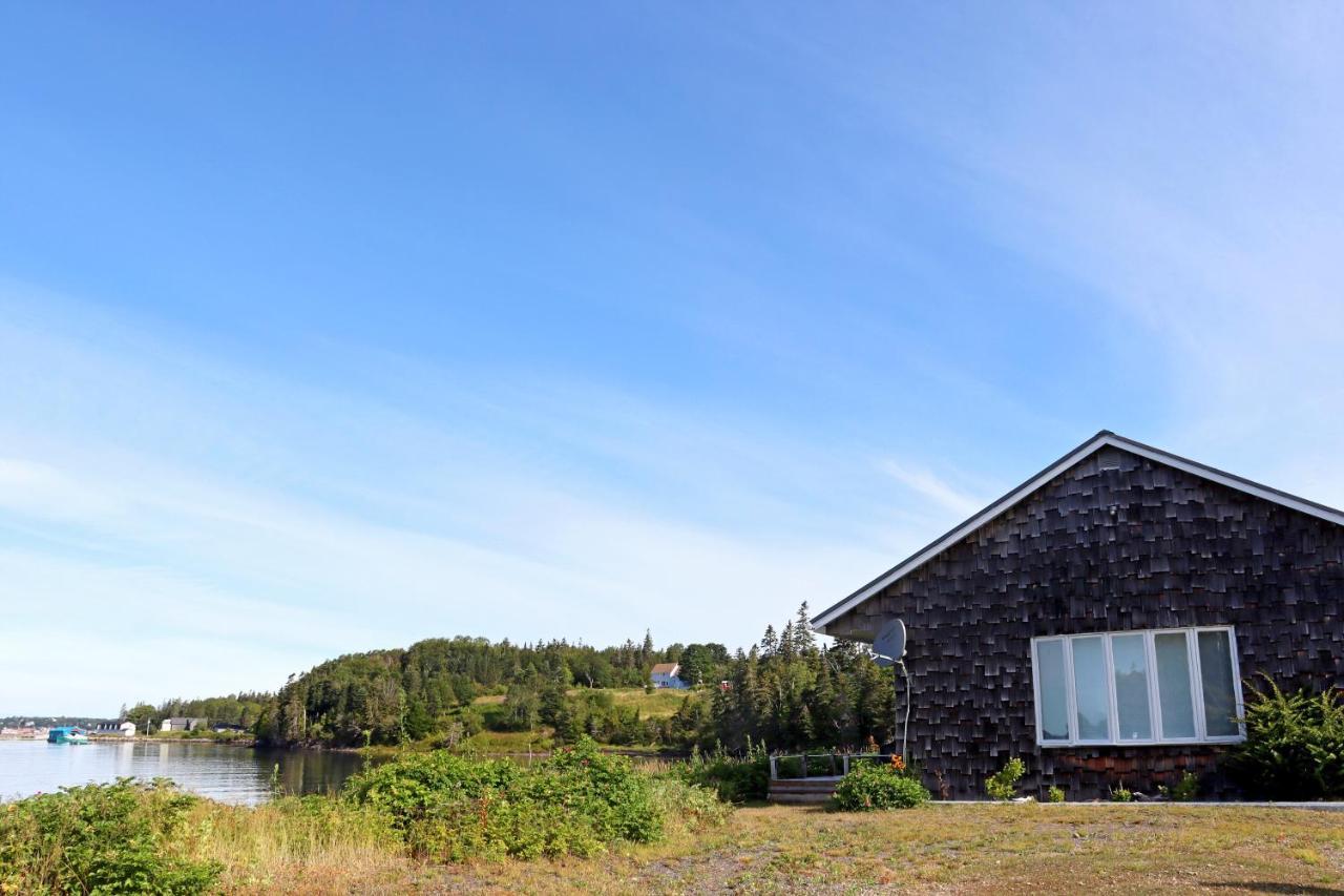 Friars Bay Inn & Cottages Welshpool Exterior photo