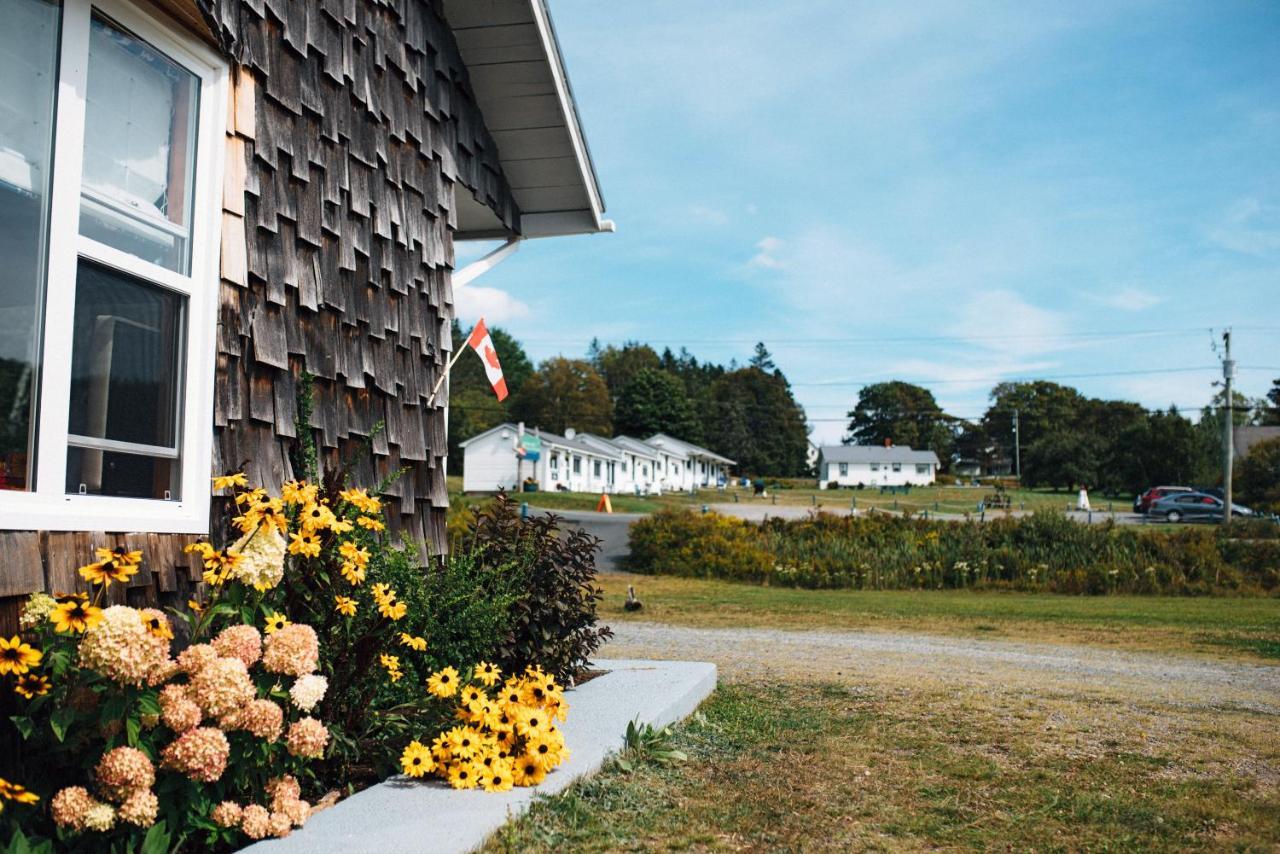 Friars Bay Inn & Cottages Welshpool Exterior photo